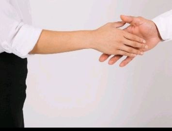 Bolehkah Berjabat Tangan Antara Siswa dan Siswi di Sekolah ?