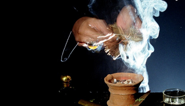 Dukun Tukang Ramal dan Orang Pintar