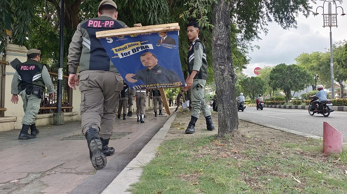 Satpol PP Banda Aceh Tertibkan Ratusan APK Melanggar Aturan di Jalan Tgk Daud Beureueh
