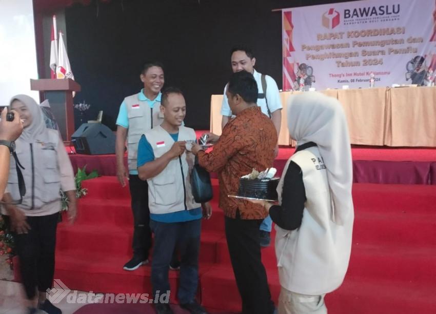 Perayaan Ultah Ketua Panwascam Di Acara Bimtek