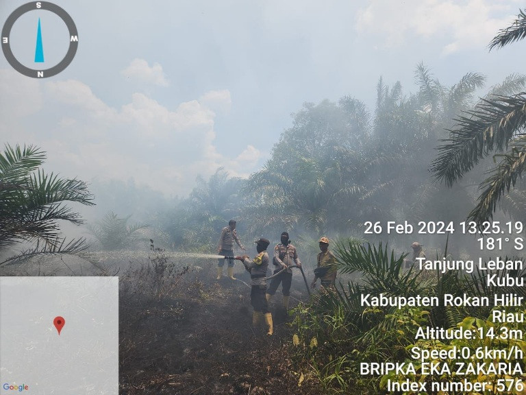 Setengah Hektar Kebun Sawit di Lahan Gambut Terbakar, Polsek Kubu Padamkan Api