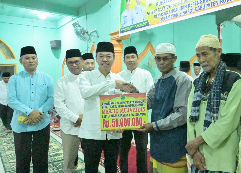 Safari Ramadhan Bupati Rohil malam Kedua Salurkan Bantuan Operasional Masjid Mujahidin Sungai Nyamuk