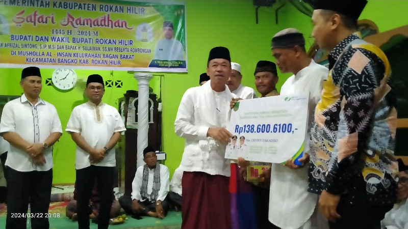 Safari Ramadhan Perdana, Bupati Rohil Serahkan Bantuan Operasional 3 Rumah Ibadah dan Klaim BPJS