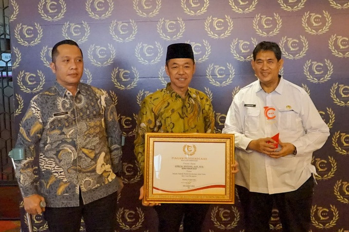 Bupati Rohil Terima Penghargaan Kepala Daerah Peduli Kerukunan Antar Suku dan Umat Beragama