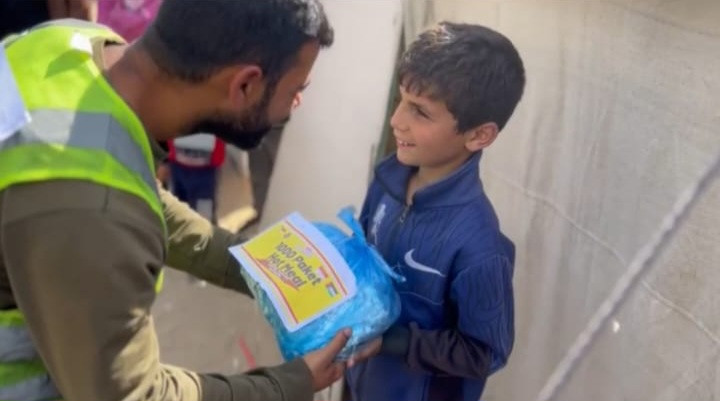 RCI dan Kombatpol Berbagi Makanan  di Palestina