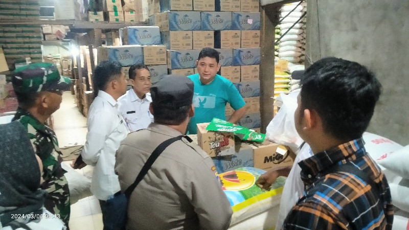 Asisten II Bidang Ekonomi Bersama Disperindagsar Rohil Pantau Harga Sembako di Pasar