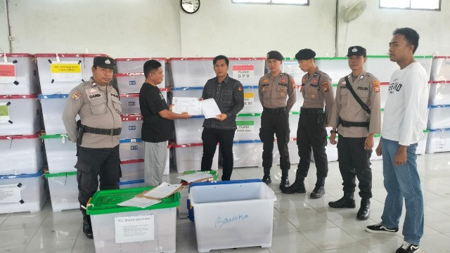 Satgas OMB Polres Rohil Kawal KPUD Ambil Data Container Box Kembali untuk Rekapitulasi Nasional
