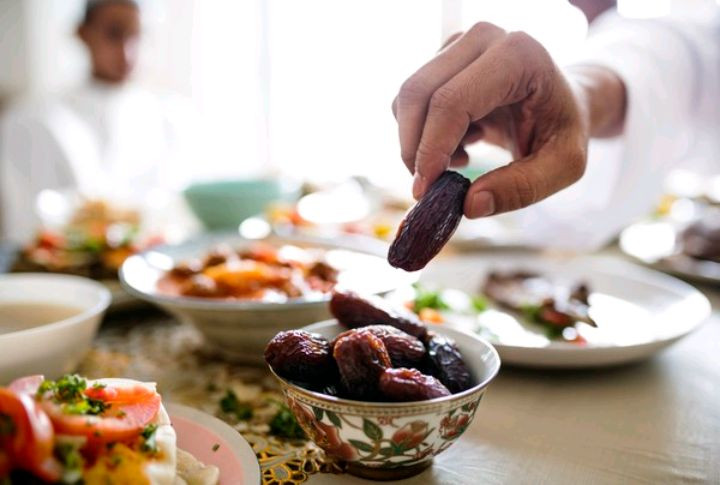 Beberapa Sunnah Ketika Makan Sahur