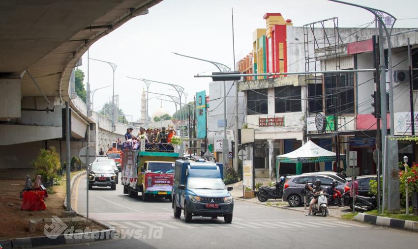 Petugas Kebersihan Ikut Arak Piala Adipura XI Keliling Kota Banda Aceh