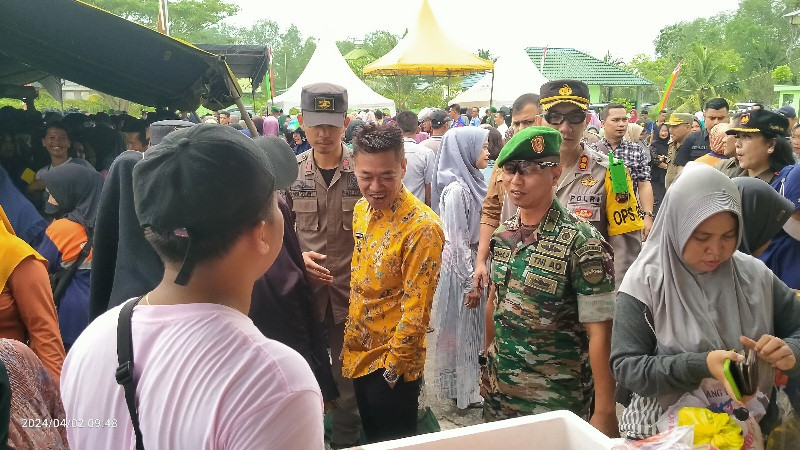 Bupati Rohil Hadiri Acara Pembukaan Bazar Sembako Kodim 0321 Dalam Rangka Menyambut Idul Fitri 1445