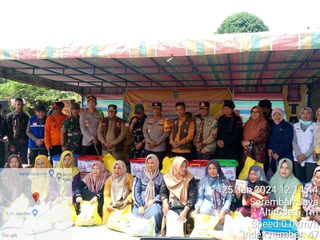 Bupati Rohil Dampingi Gubernur Riau Salurkan Bantuan Sembako Untuk Pengungsi Banjir