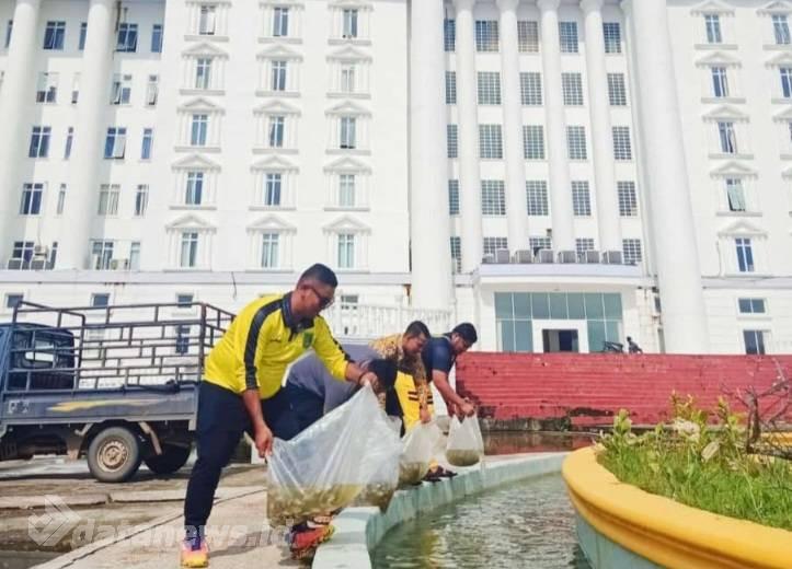 Kabag Umum Sekda Rohil Tabur Benih Ikan di Kolam Air Mancur Kantor Bupati