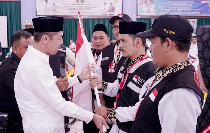 Bupati Rohil Lepas 393 Jemaah Calon Haji Kloter 14 Embarkasi Batam