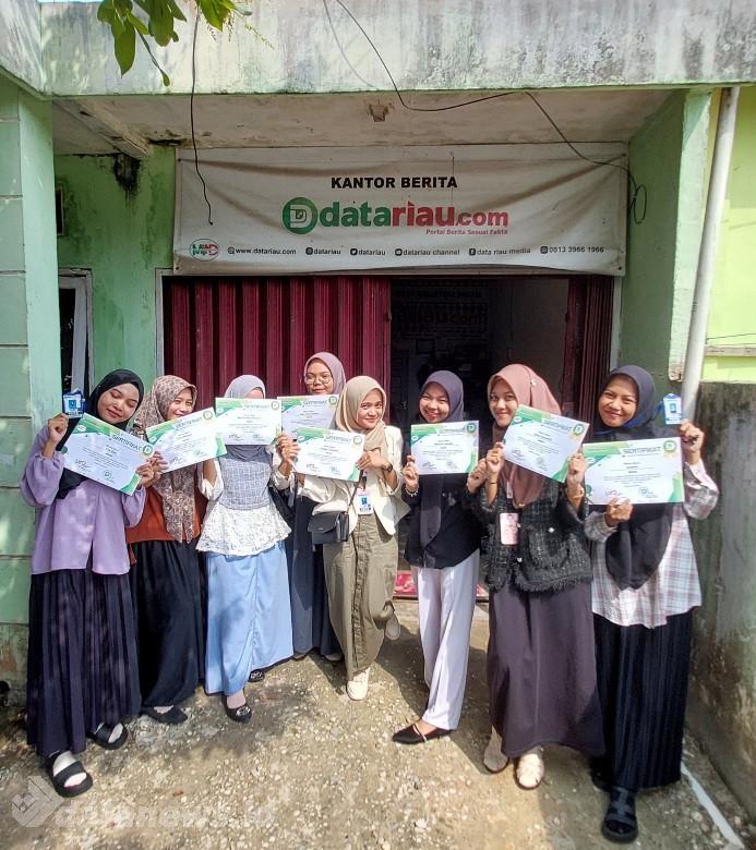 10 Mahasiswa UNRI Selesai Magang di Media Online DATARIAU.COM