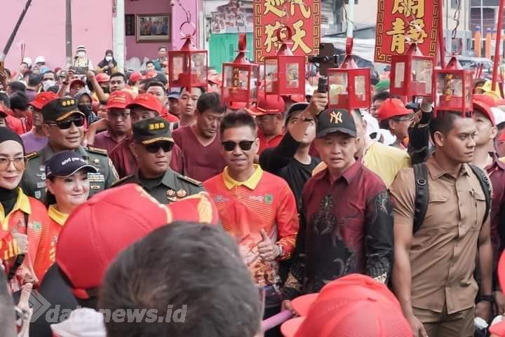 Puluhan Ribu Masyarakat Saksikan Pembakaran Replika Kapal Tongkang