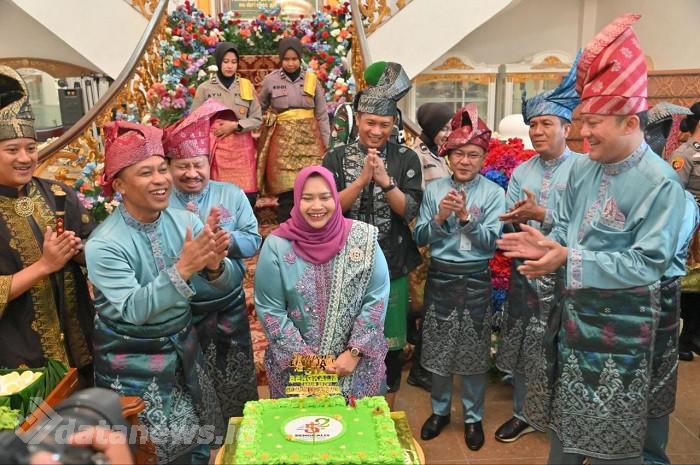 Sidang Paripurna Istimewa HUT Ke-512 Kabupaten Bengkalis, Bupati dan Wabup Mendapat Kejutan Kue Ulang Tahun