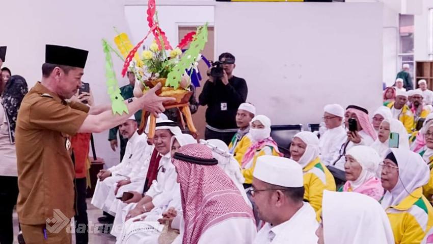 Bupati Rohil Sambut Kepulangan Jamaah Haji Kloter 14 Asal Rokan Hilir