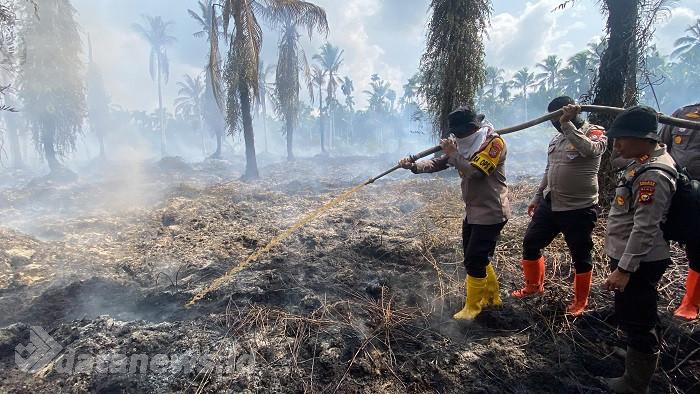 Kapolres Inhil Turun Padamkan Karlahut di Kecamatan Kempas