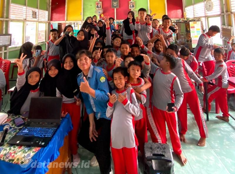 Mahasiswa Kukerta UNRI Ajarkan Murid SDN 005 Kotabaru Seberida Menggunakan Aplikasi Canva