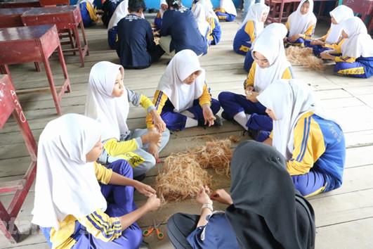 Bersama Murid SMPN 02 Batang Tuaka, Mahasiswa Kukerta UNRI Sulap Limbah Sabut Kelapa Menjadi Barang Berharga