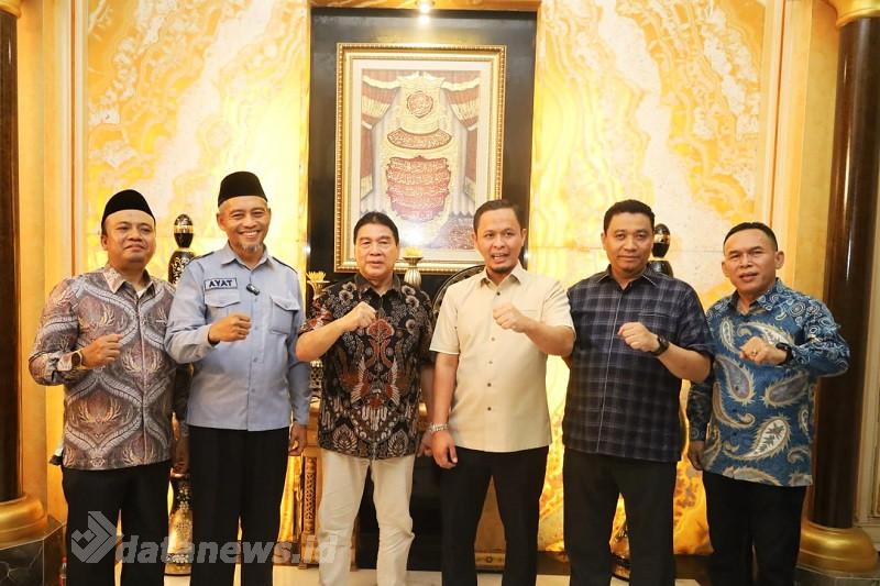 Berkunjung ke Rumah Politisi Senior Achmad, Pasangan Agung-Markarius Dapat Nasehat dan Strategi Jitu