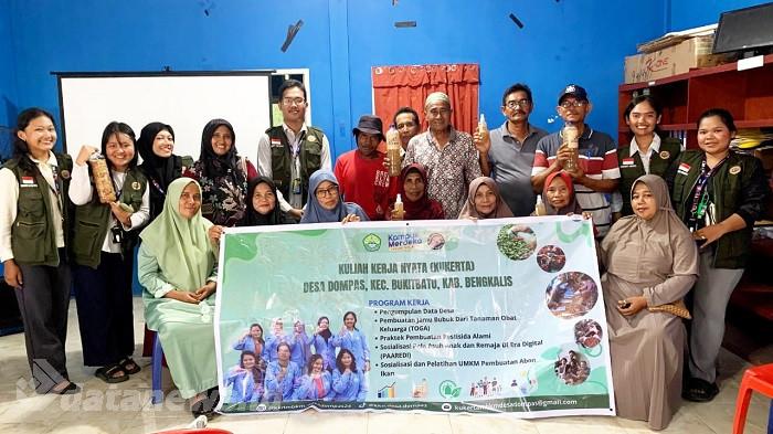 Mahasiswa Kukerta MBKM UNRI Gelar Praktek Pembuatan Pestisida Alami Ramah Lingkungan di Desa Dompas