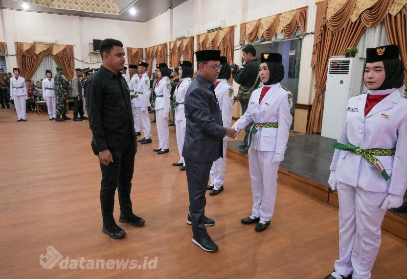 Sekda Fauzi Efrizal Kukuhkan  Paskibraka HUT Ke-79 RI Tingkat Kabupaten Rokan Hilir Tahun 2024