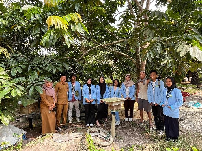 Mahasiswa Kukerta MBKM UNRI Observasi Peternakan Budidaya Lebah Kelulut yang Langka di Pasaran