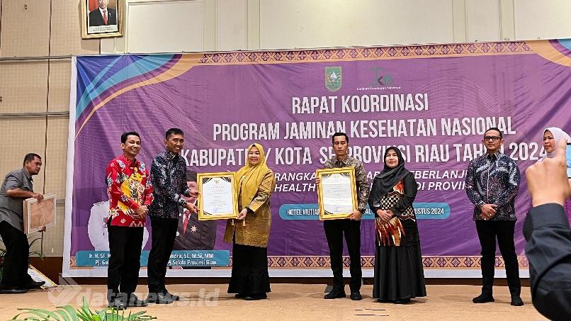 Bupati dan Kadiskes Rohil Terima Penghargaan UHC dari Gubernur Riau