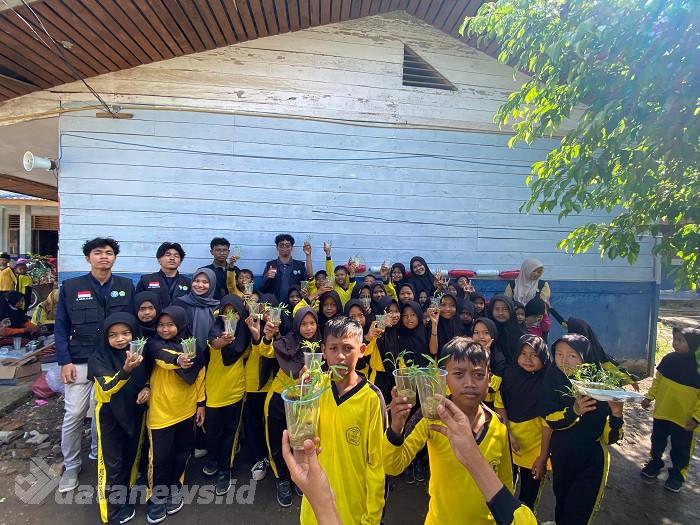 Mahasiswa Kukerta UNRI Perkenalkan Budidaya Tanaman Hidroponik di SDN 005 Sei Segajah Makmur