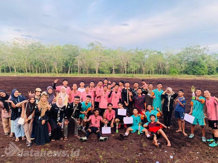 Mahasiswa Kukerta UNRI Adakan Turnamen Trofeo Cup dan Pembagian Tong Sampah di Desa Tenan