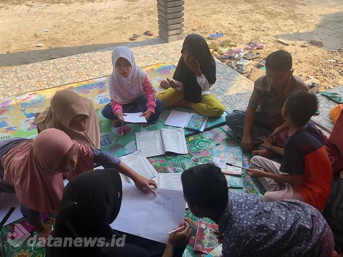 Tingkatkan Kemampuan Literasi Numerasi, Mahasiswa Kukerta UNRI 2024 Adakan Les Privat Matematika Gratis Untuk Anak-anak Desa Buluh Rampai
