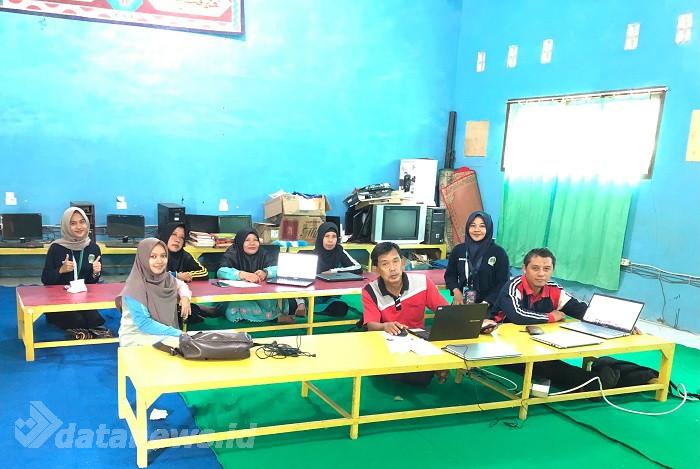 Mahasiswa KKN UIN Suska Riau Edukasi Media Pembelajaran Berbasis Website di Madrasah Aliyah Irsyadul Islamiyah Rohil