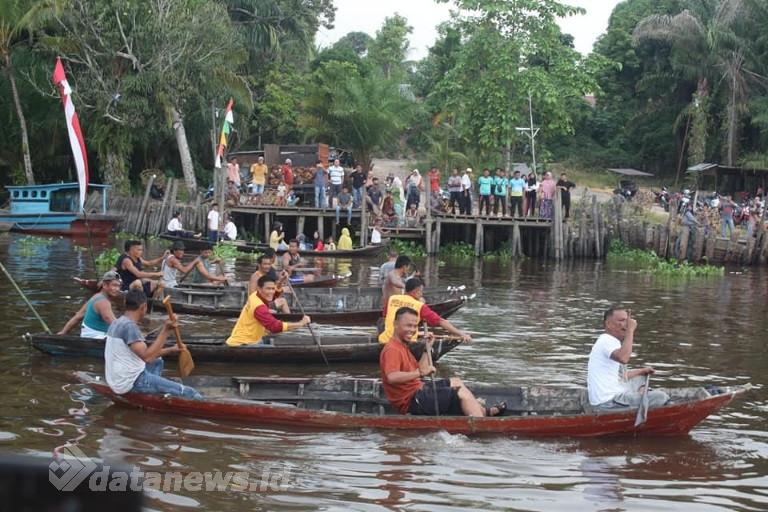 -Lomba Pacu Sampan Menjadi Hiburan Warga Tanah Putih Jelang Perayaan HUT RI ke 79