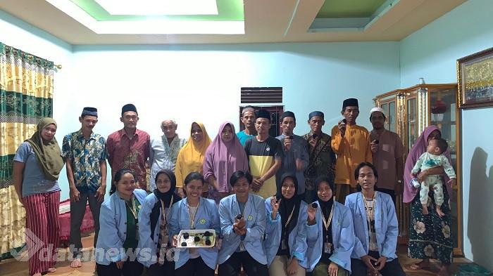Mahasiswa Kukerta UNRI 2024 Sosialisasi dan Edukasi Pembuatan Briket dari Limbah Tempurung Kelapa kepada Warga Desa Gemilang Jaya