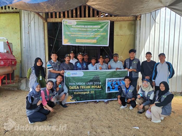 Mahasiswa Kukerta UNRI Desa Teluk Piyai Adakan Sosialisasi Pembuatan POC Air Cucian Beras dan Pestisida Nabati Daun Sirsak