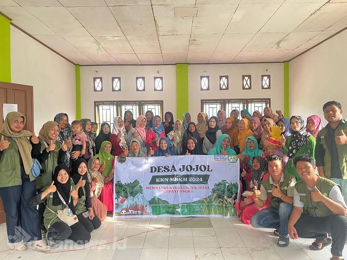 Mahasiswa Kukerta UNRI dan Ibu TP PKK Kepenghuluan Jojol Adakan Pembuatan Tempe dan Tapai dengan Cara Sederhana
