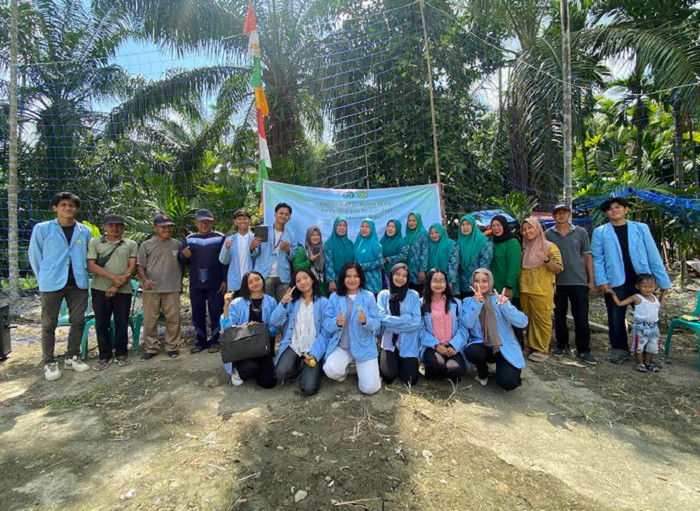 Mahasiswa Kukerta UNRI Sulap Limbah Plastik Menjadi Paving Blok