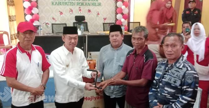 Bupati Rohil Serahkan Bantuan 20 Unit Mesin Boat Kepada Nelayan Sinaboi