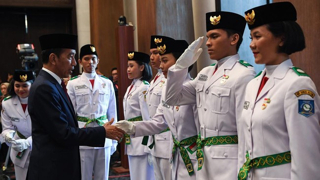 18 Paskibraka Muslimah Lepas Jilbab Saat Dikukuhkan Jokowi