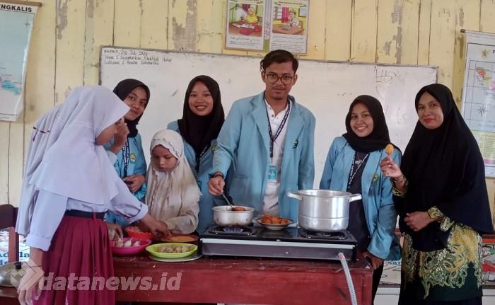 Mahasiswa Kukerta MBKM UNRI Adakan Demonstrasi Olahan Hasil Perikanan di SDN 22 Desa Prapat Tunggal Bengkalis