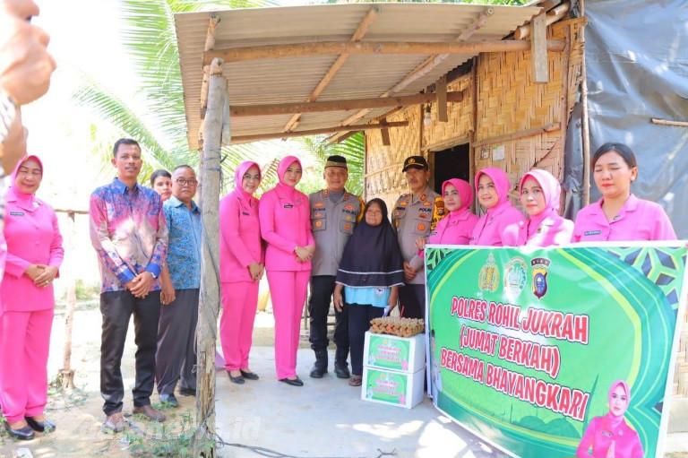 Kapolres Rohil Didampingi Ketua Bhayangkari Sabangi Masyarakat Kurang Mampu