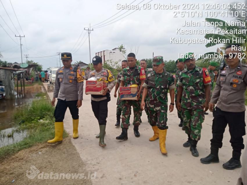 Polsek Kubu Bersama Koramil 04 Pasang Tenda Posko Bencana Banjir dan Bantu Sembako