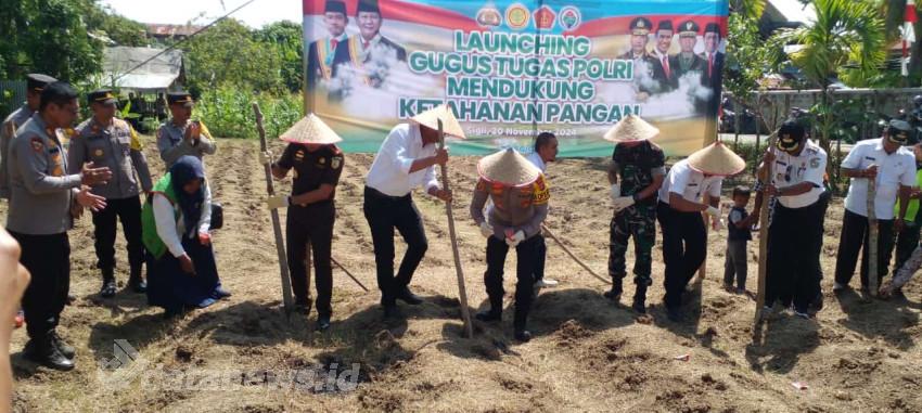Sahuti Program Presiden, Kapolres Pidie Bersama Kadistanpang Launching Tanam Jagung