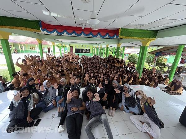 Mahasiswa KKN MBKM UNRI Sosialisasi Penggunaan Aplikasi Desain Canva di MTs Guppi Sabak Auh