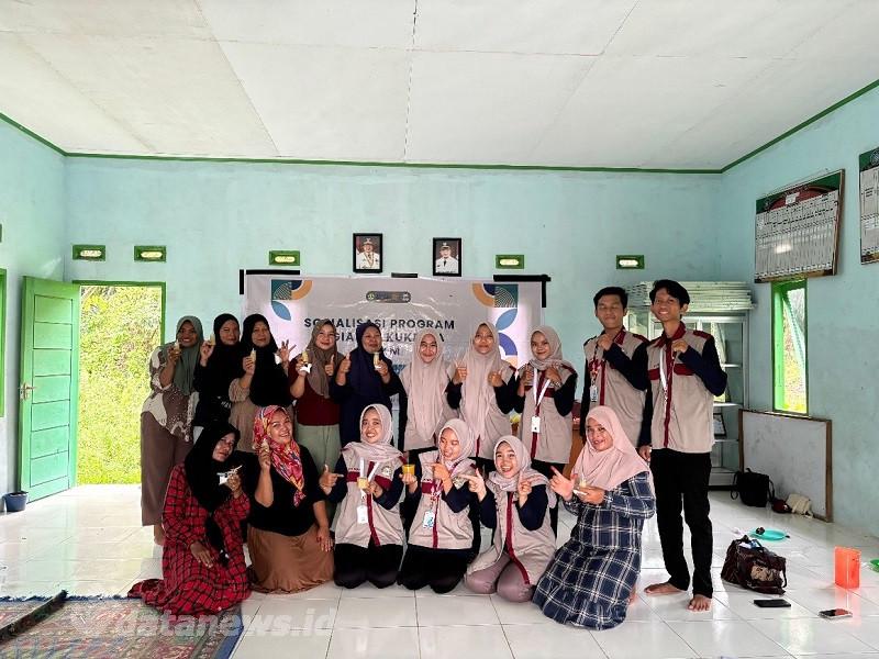 Mahasiswa KKN MBKM FISIP UNRI Ubah Limbah Minyak Menjadi Lilin Wangi di Desa Rawa Mekar Jaya