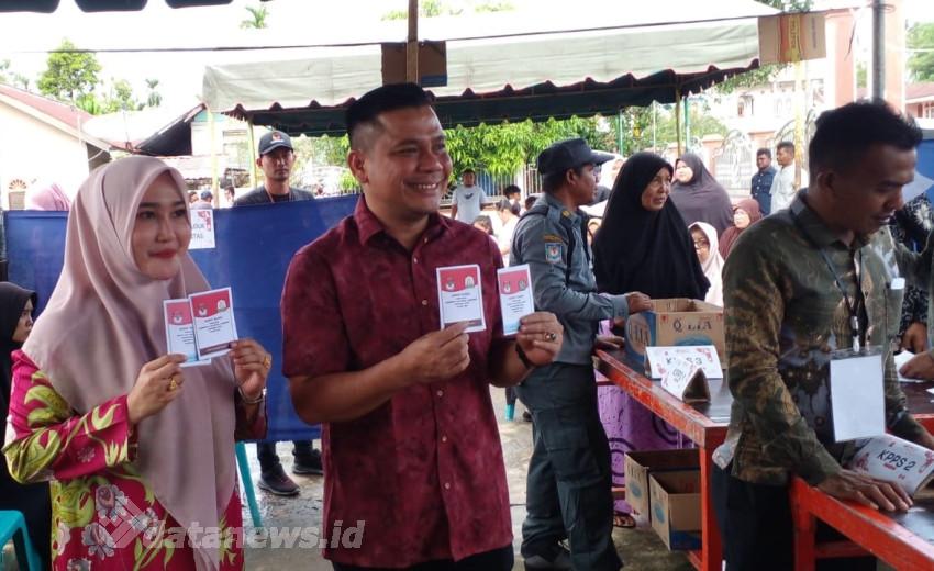 Cawabup Pidie Al Zaizi Bersama Istri Mencoblos di Gampong Labui Pidie