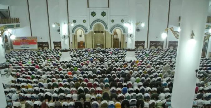 Wajibkah Laki-laki Shalat Berjama'ah di Masjid ?