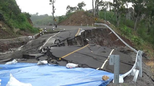 Jalan di Kelok 9 JLS Malang Selatan Longsor