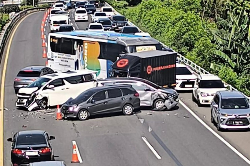 Kecelakaan Beruntun di Tol Dalam Kota Arah Cawang Libatkan 6 Kendaraan